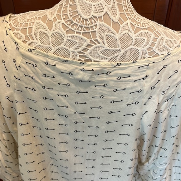 Old Navy key print flowy top (size L) - Picture 7 of 9